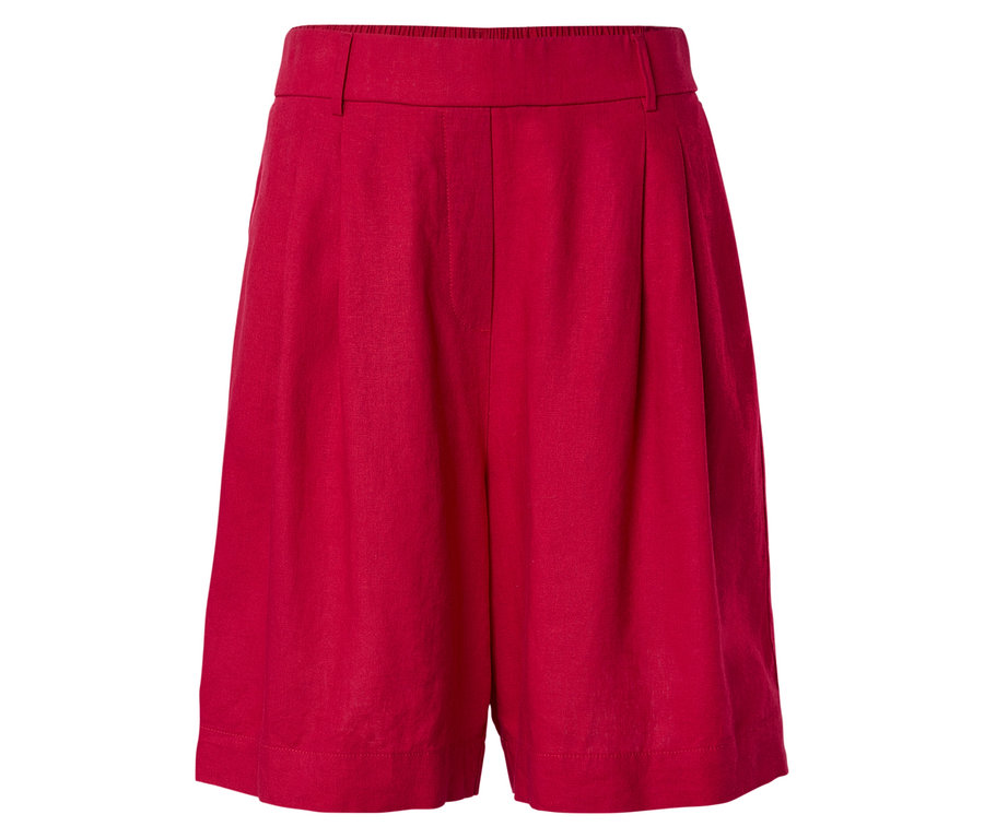 Egy piros, rakott rövidnadrág közeli képe fehér háttérrel.