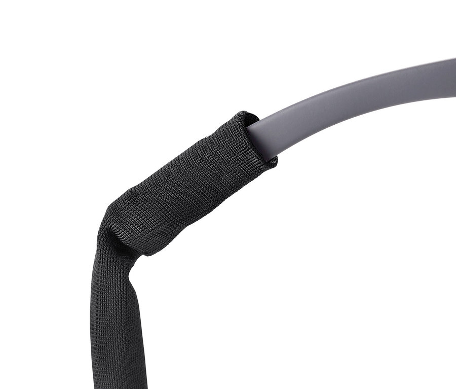 Egy szürke sport szemüveg részlete fekete neoprén szemüvegpánttal.