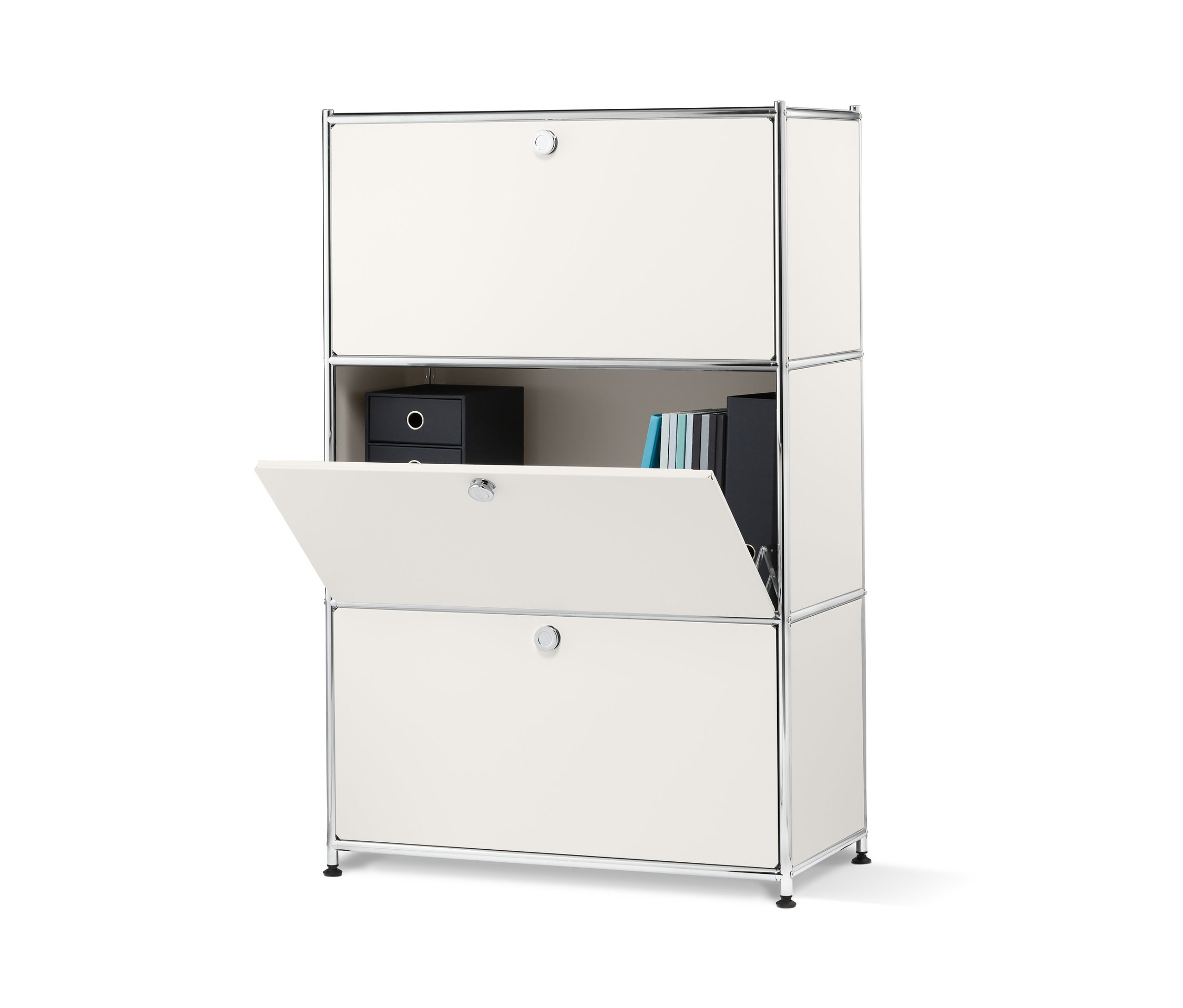 Fehér fémpolc 3 ajtóval, az egyik ajtó nyitva.