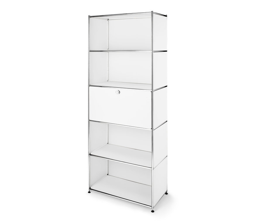 Magas, fehér fémpolc, középen egy ajtóval.