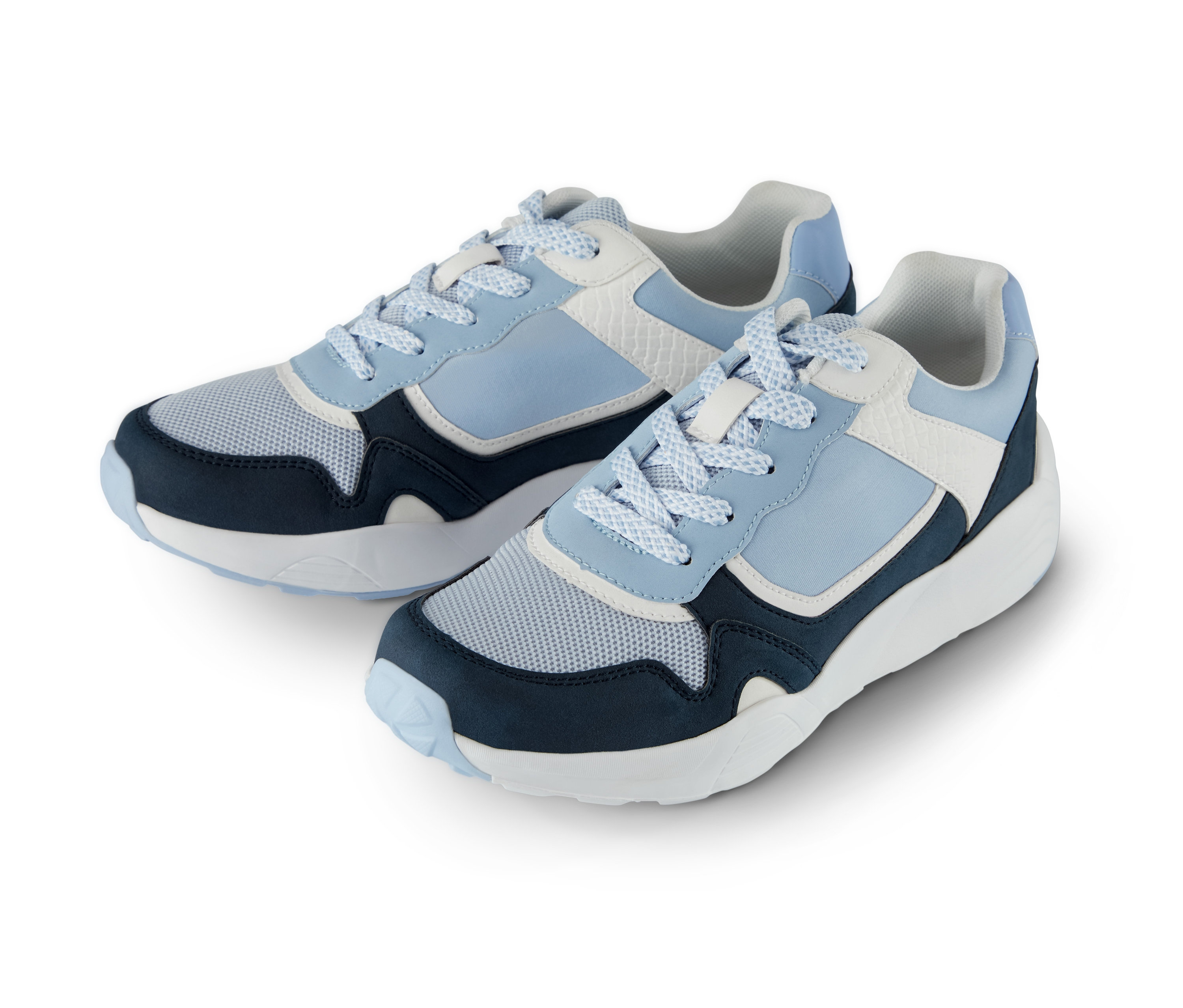 Két sneaker cipő fehér háttérrel.