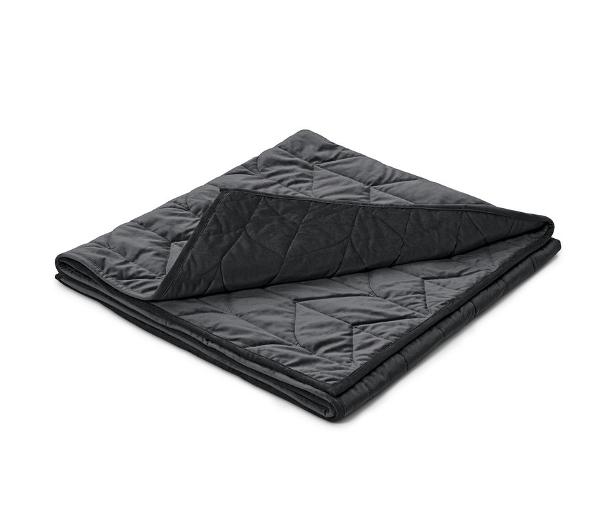 Egy szürke, 8 kg-os lazító hatású súlyozott takaró összehajtva egy fehér háttér előtt.