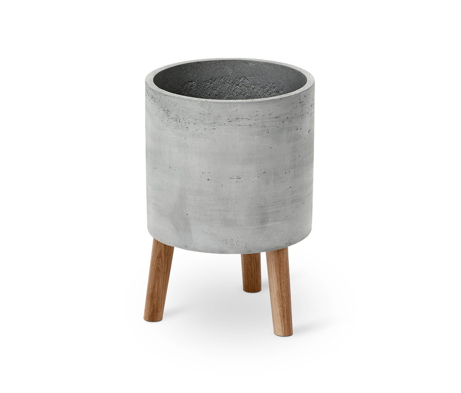 Virágtartó kaspó, fa lábakkal, cement.