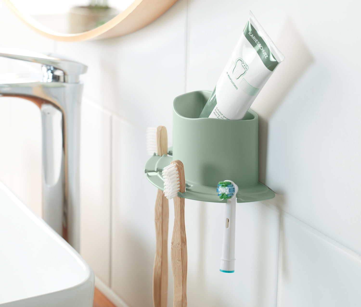 Fali fogkefetartó fogkefékkel és fogkrémmel.