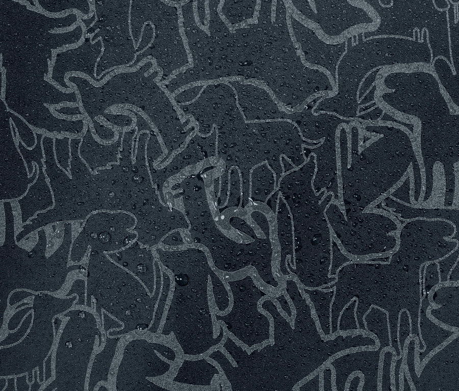 Egy sötétkék gyermek termo esőkabát részlete, fényvisszaverő elemekkel, állatmintával és vízcseppekkel.