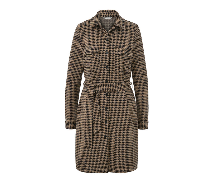 Egy barna, tyúklábmintás jacquard női ruha hosszú ujjakkal, gombokkal és övvel.