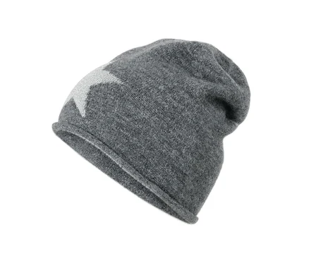 Szürke, finomkötésű beanie sapka ezüst, csillogó csillaggal.