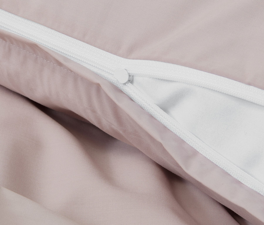 Rózsaszín, cipzáras perkál ágynemű részlete.