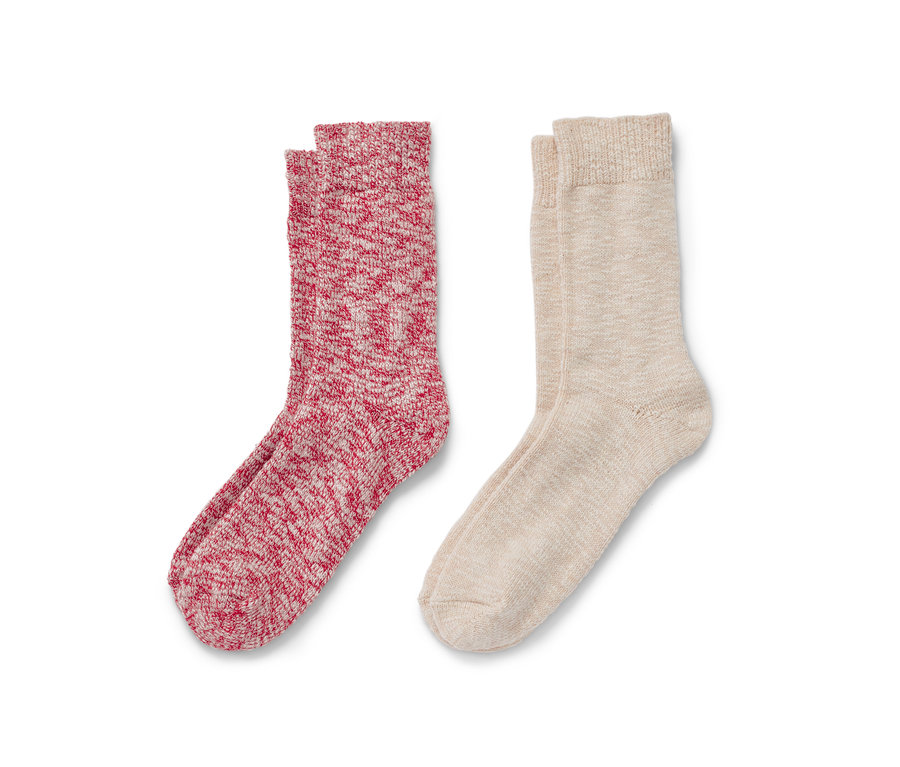 Két pár kötött zokni, egy piros-fehér és egy bézs színű.