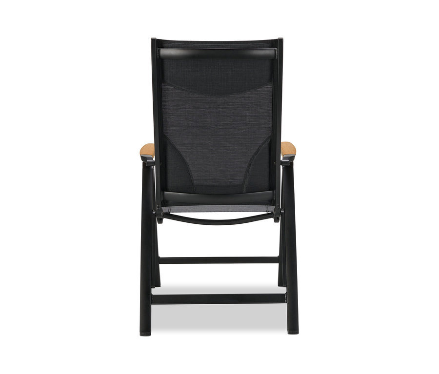 Hátulnézet egy fekete, állítható háttámlás összecsukható széknek, világos karfákkal.