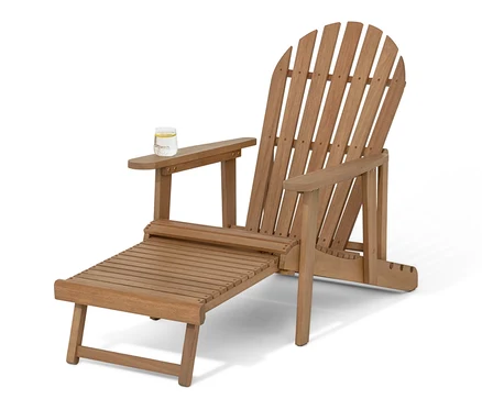 Egyszemélyes Adirondack relaxációs fotel kihúzható lábtámasszal, pohárral a karfán.