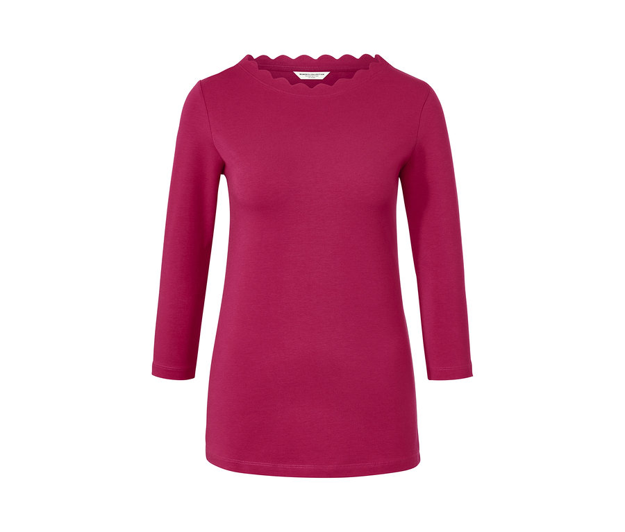 Málnapiros, háromnegyedes ujjú felső, hullámos nyakkivágással.