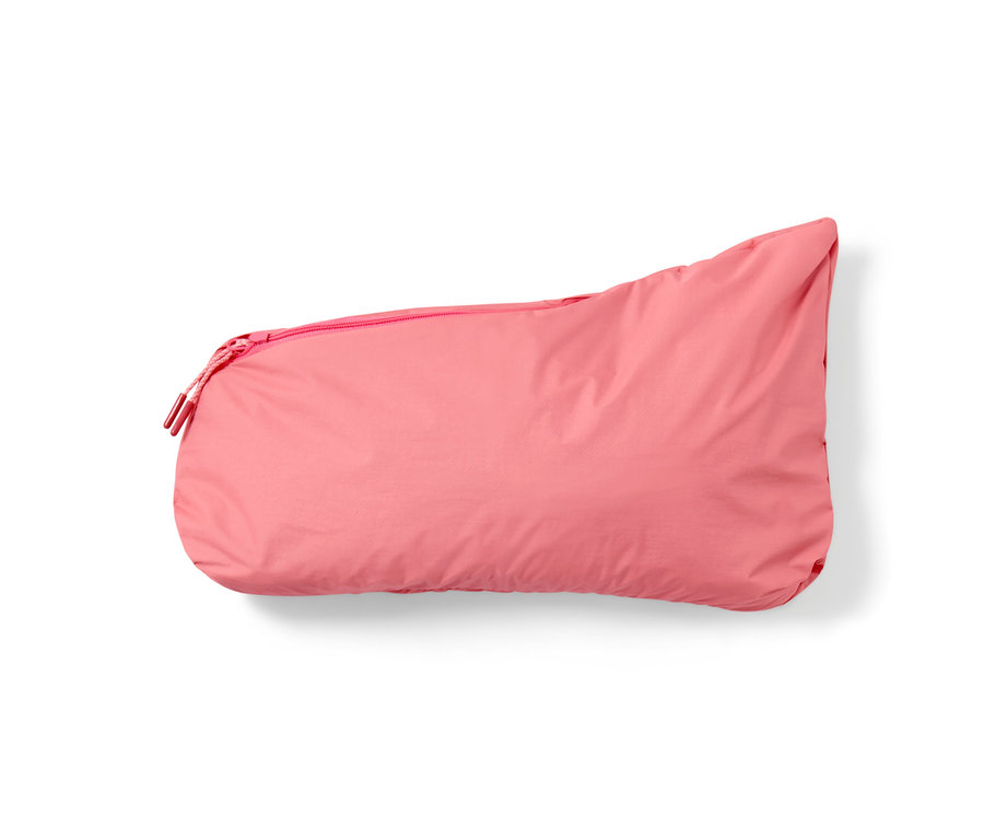 Egy összehajtott, rózsaszín esőkabát.