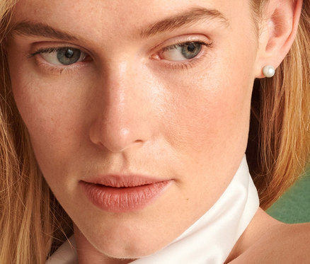 Portré egy szőke nőről, aki 925-ös ezüst beszúrós fülbevalót visel, gyöngy, Essentials.