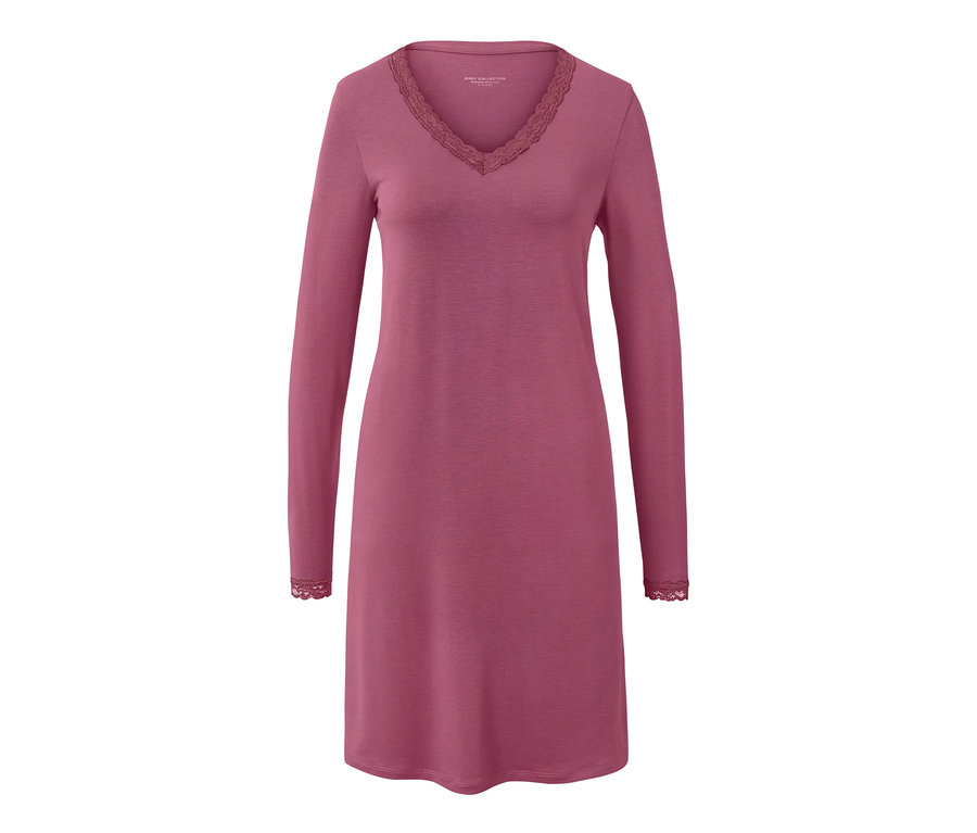 Egy mályva színű, csipkés női hálóing.