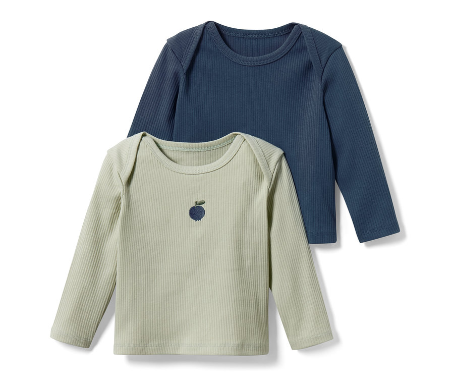 Két kisgyerek hosszú ujjú felső: egy kék és egy világoszöld, hímzéssel.