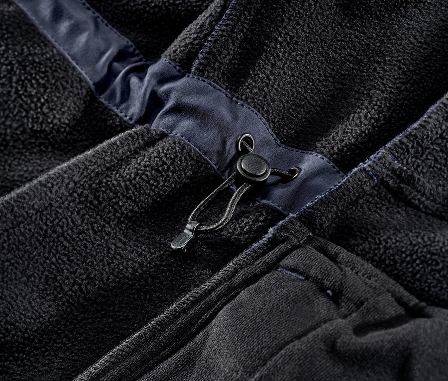 Kék farmer softshell kabát részlete.