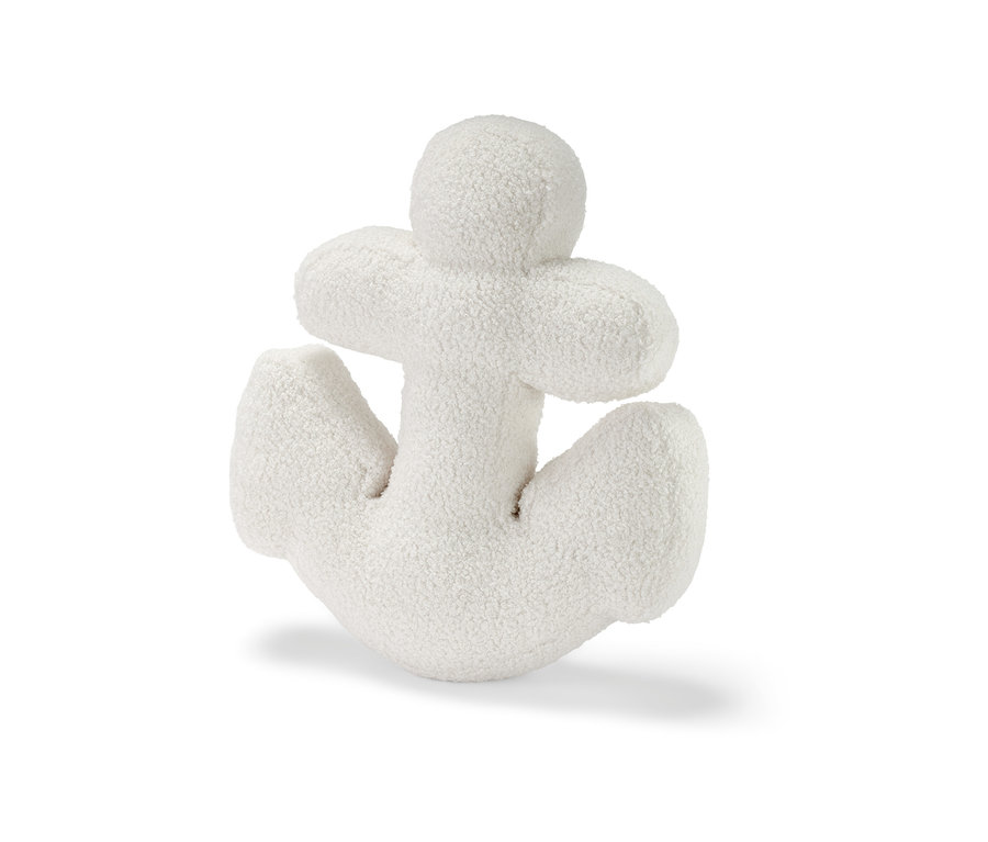 Fehér horgony alakú díszpárna fehér háttérrel.