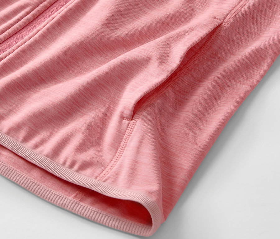 Melírozott rózsaszín női sportfelső részlete.