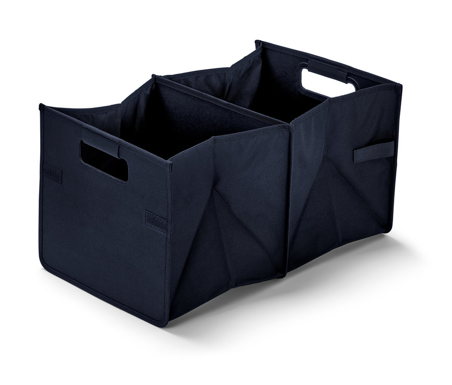 Egy kinyitott, háromrekeszes, fogantyúkkal ellátott, összehajtható doboz autóba.