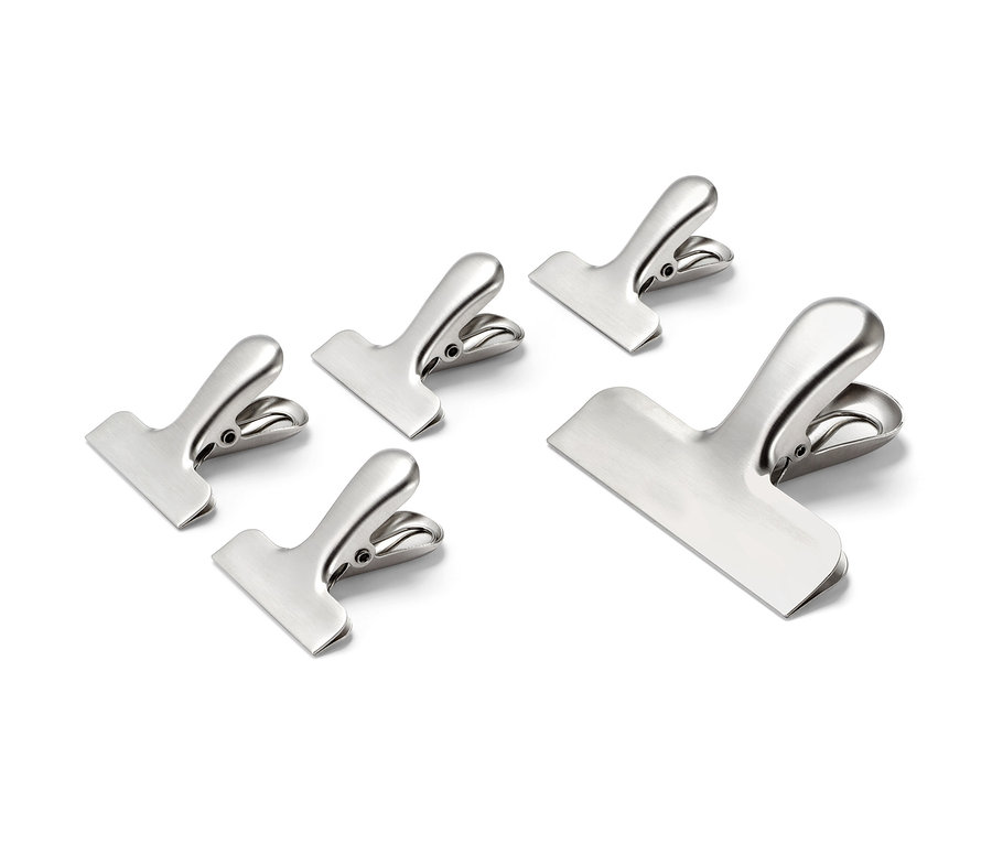 Öt aromazáró csipesz látható fehér háttéren.