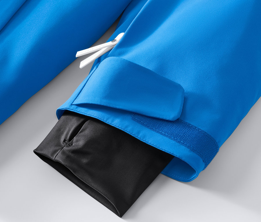 Kék high-tech síkabát részlete.
