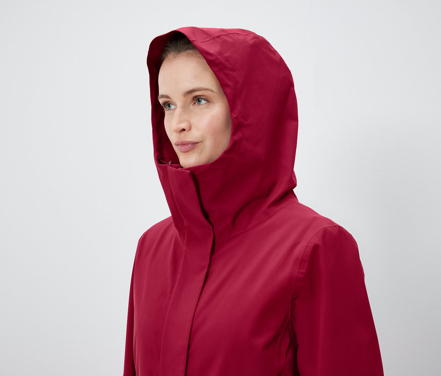 Nő visel piros kapucnis kabátot.