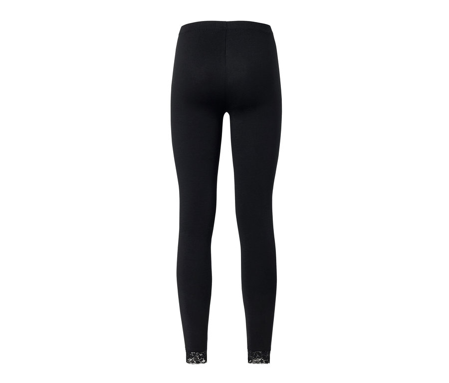 Fekete leggings csipkeszegéllyel.