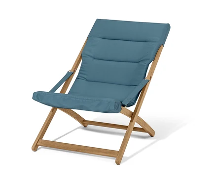 Egy kékesszürke, összecsukható relaxációs fotel fa vázzal.
