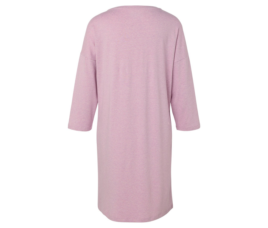 Hátulnézet egy világos lila pólóruháról háromnegyedes ujjakkal.