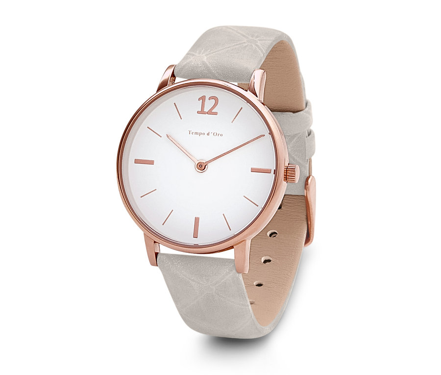 Egy karóra közeli képe bőrszíjjal, fehér számlappal és rózsaarany óraházzal.