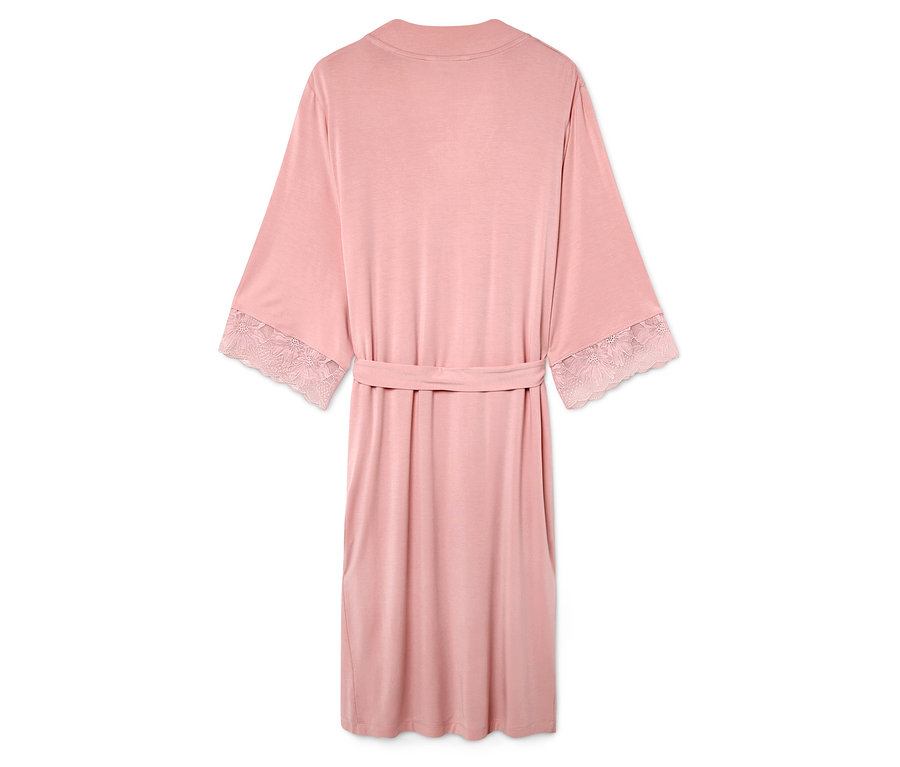 Rózsaszín köntös csipkével az ujján és övvel.