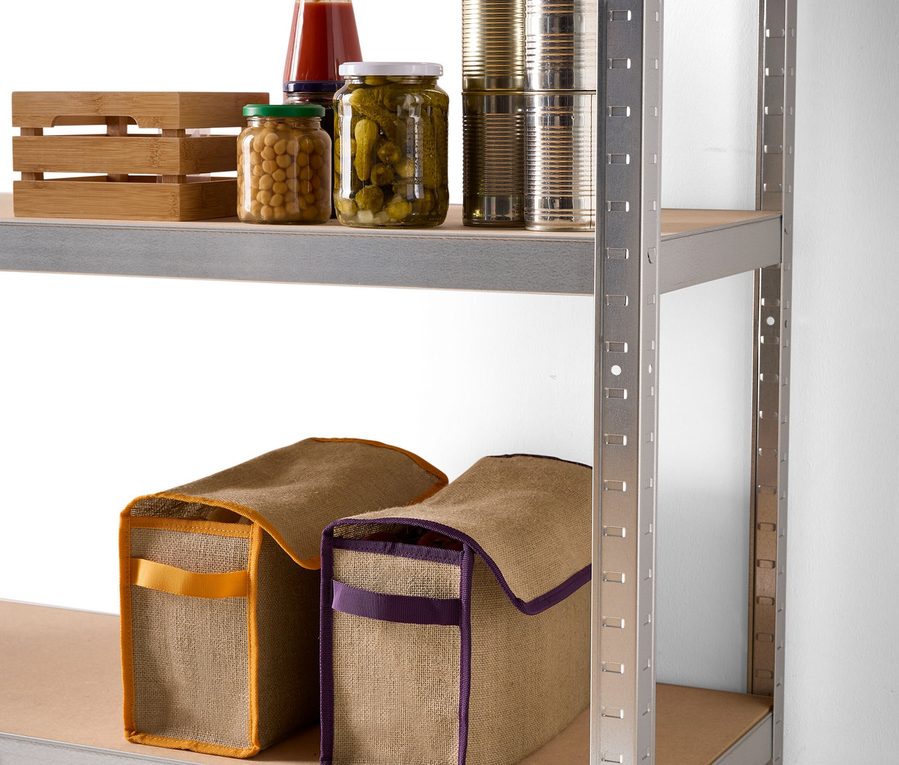 Két tárolótáska áll a polcon.