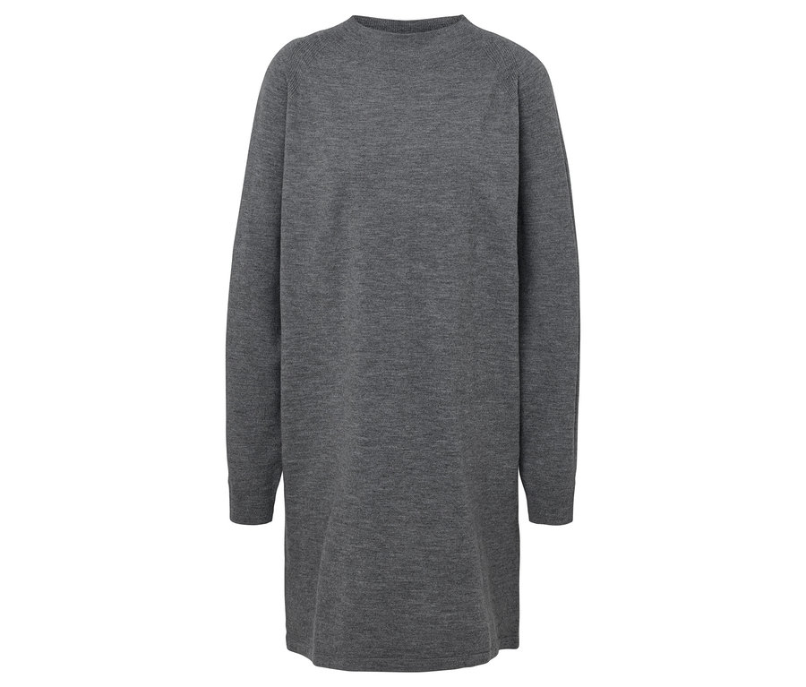 Szürke kötött ruha, hosszú ujjakkal.