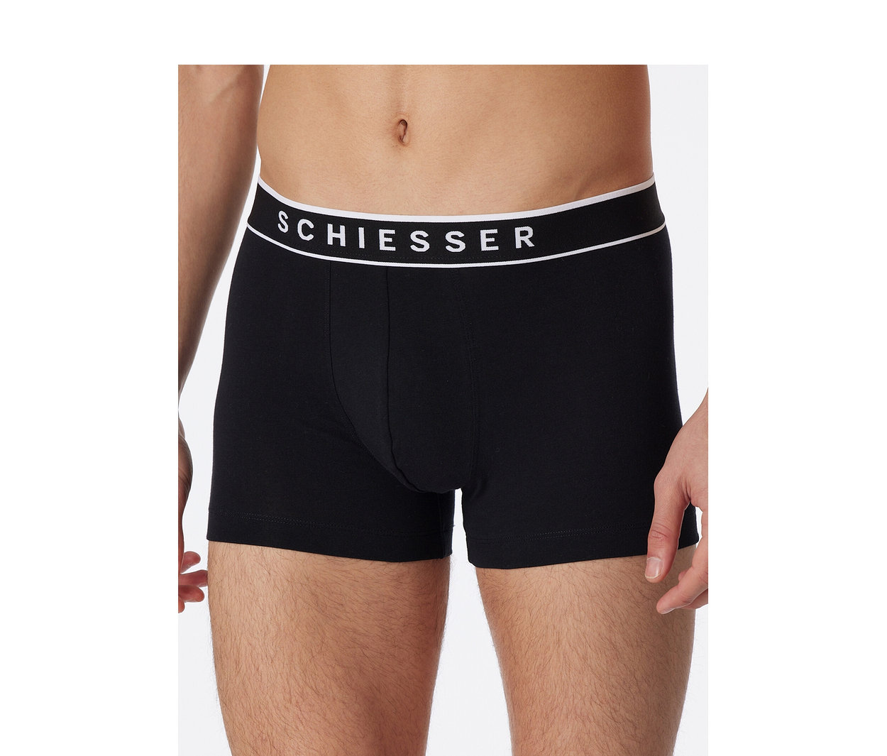 Férfi fekete SCHIESSER boxeralsót visel fehér, márkajelzéses derékpánttal.