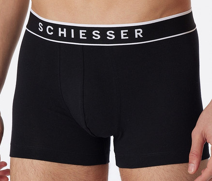 Férfi visel fekete 3 SCHIESSER boxeralsót biopamuttal.