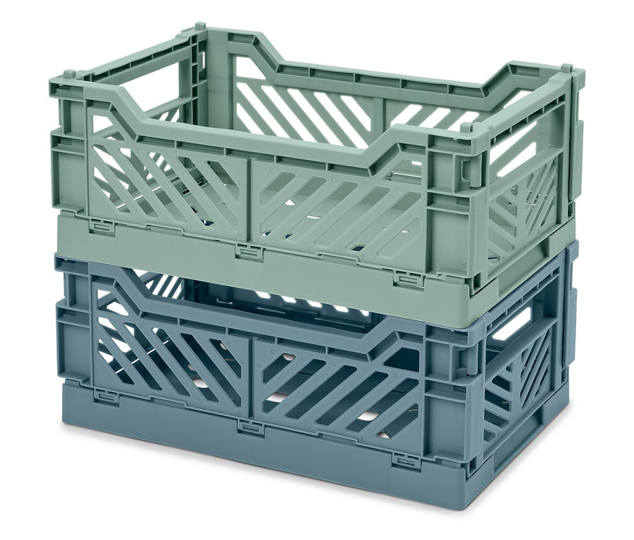 Két összecsukható műanyag tárolóláda egymásra helyezve, egy világoszöld és egy kék.