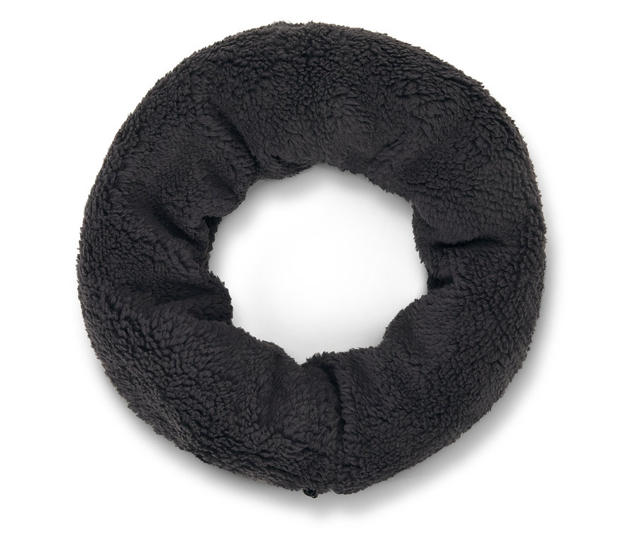 Texturált, fekete, kör alakú párna.