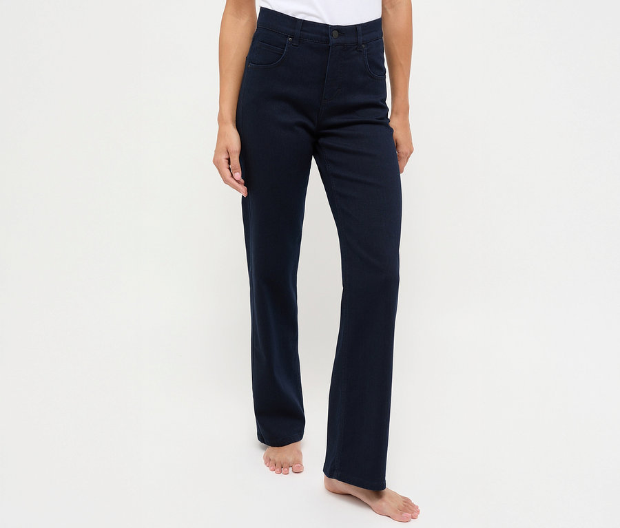 Egy nő áll fehér háttér előtt, sötétkék Angels denim »Lara« egyenes szabású farmernadrágot visel.