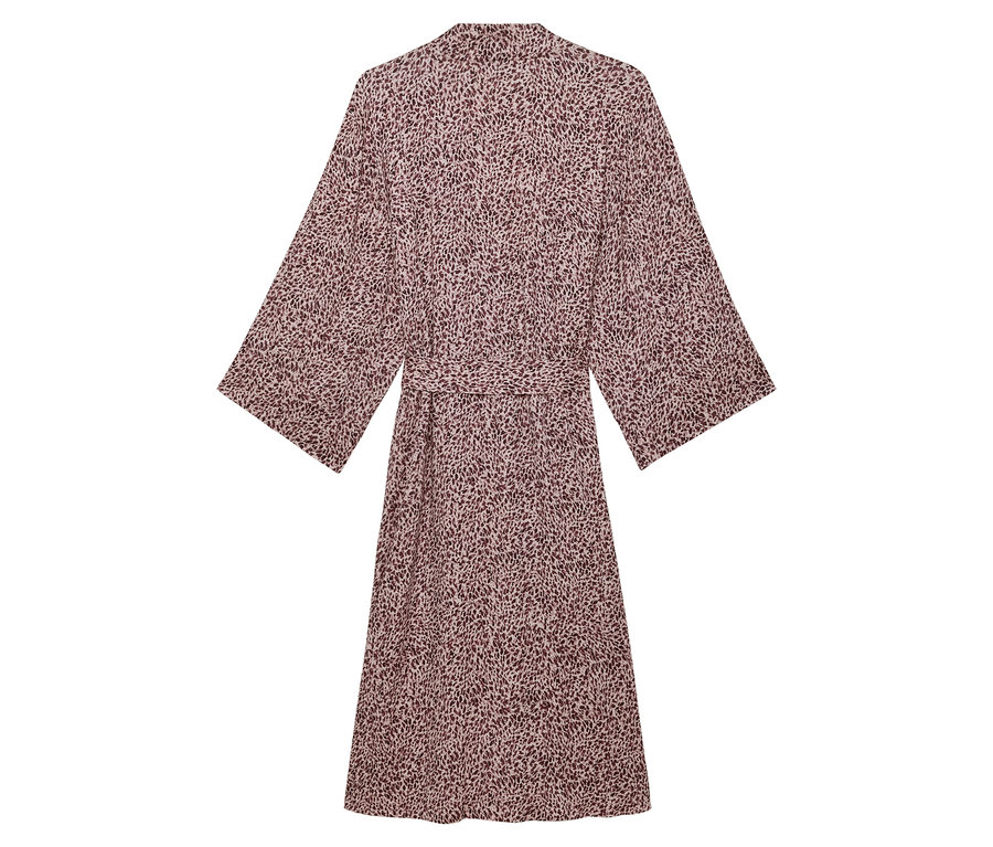 Hátulnézet egy mintás női ruháról övvel.