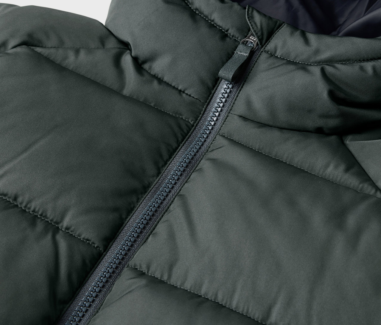 Részlet egy gyermek termodzsekiről cipzárral.