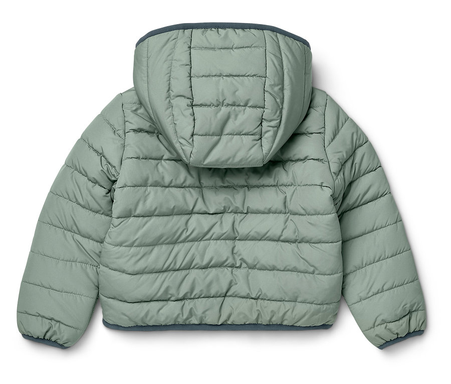 Hátulnézet egy világoszöld, steppelt, kapucnis kabátnak.