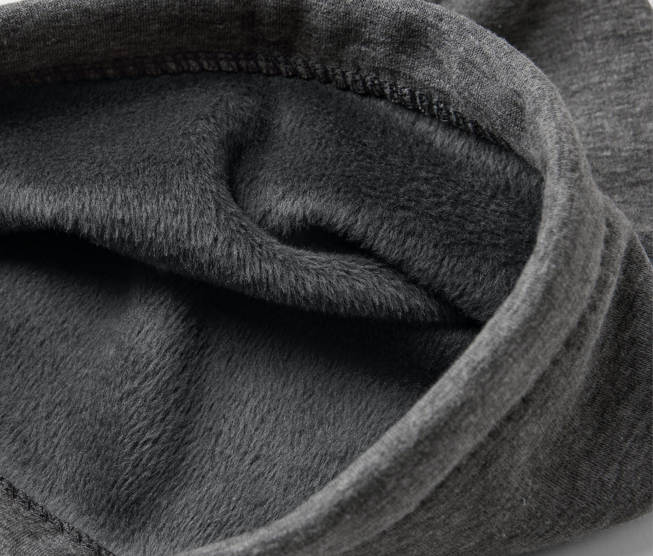 Egy szürke anyag közelképe fleece béléssel.