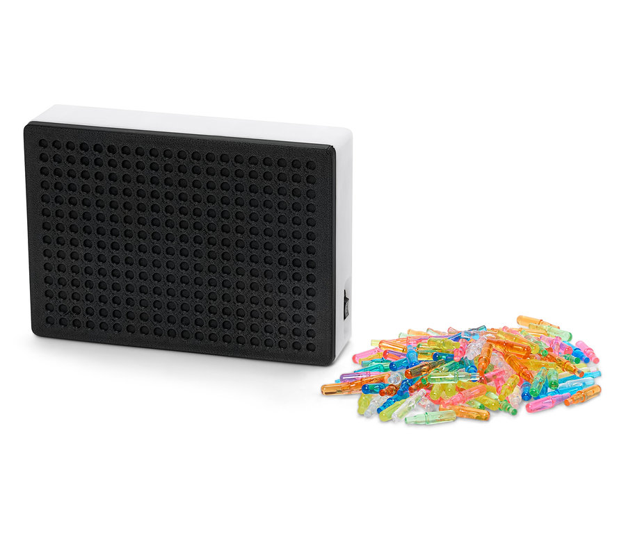 Fekete világítótábla fehér kerettel egy halom színes csap mellett.