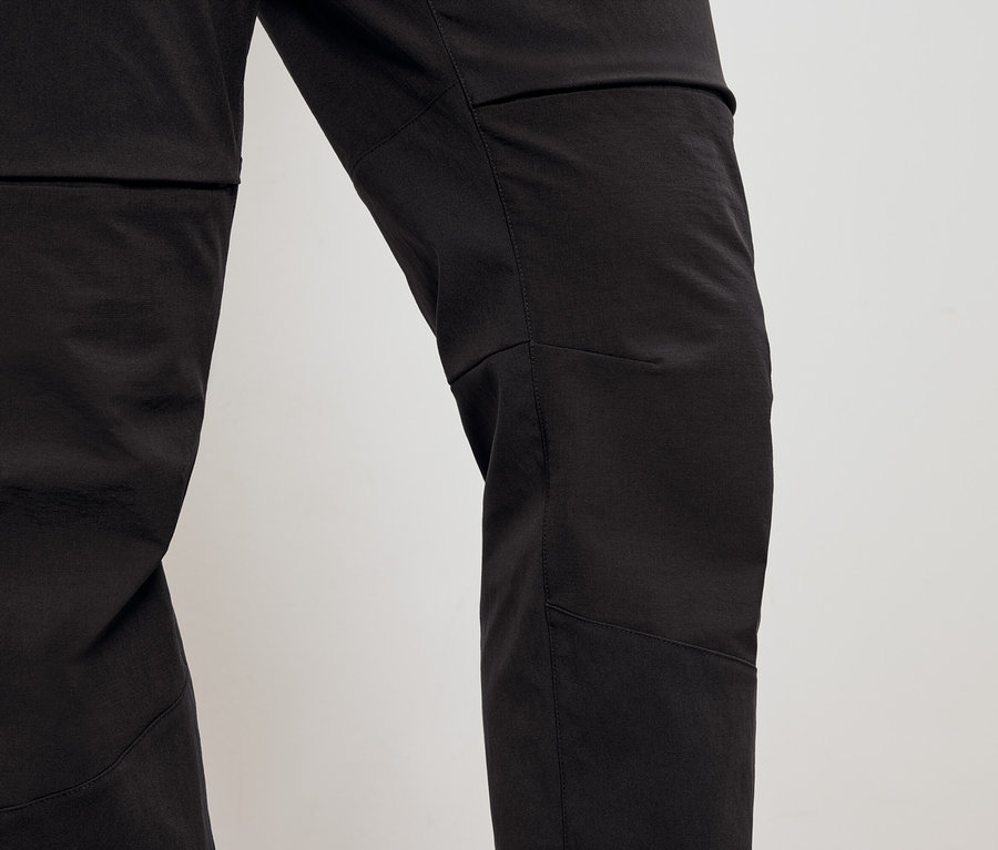 Fekete nadrág részlete.