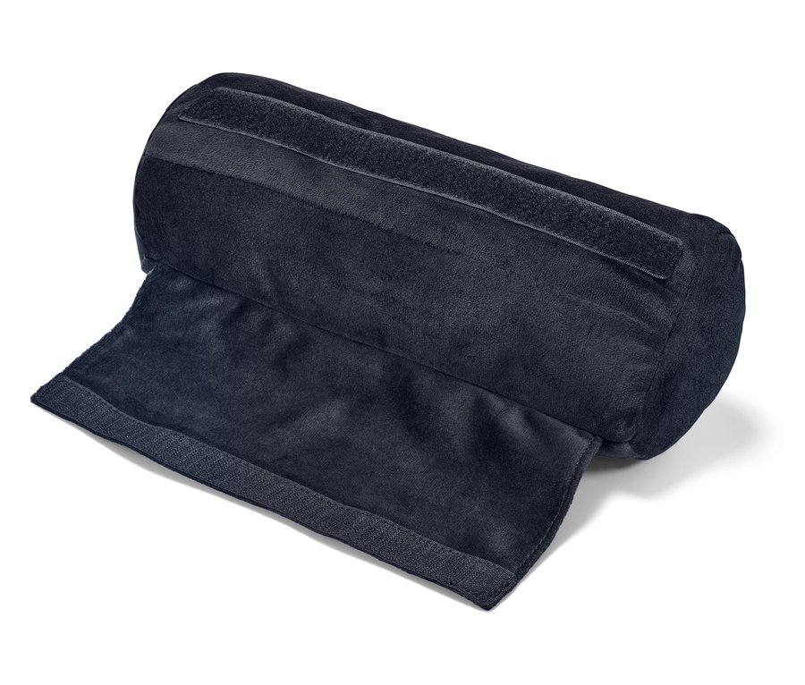 Fekete, hengeres párna nyitott tépőzárral.