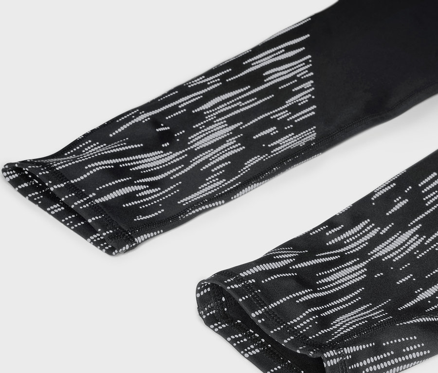 Egy fekete ujj részlete fehér mintával.