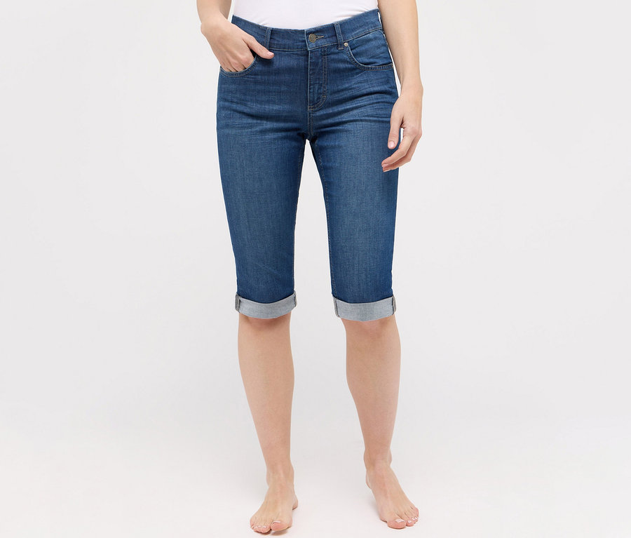Egy személy Angels farmert visel »Capri Turn-Up«, slim fit, középkék.
