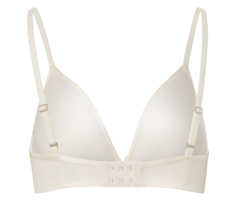 Közelkép egy fehér melltartó hátuljáról, állítható pántokkal és kapcsos záródással.
