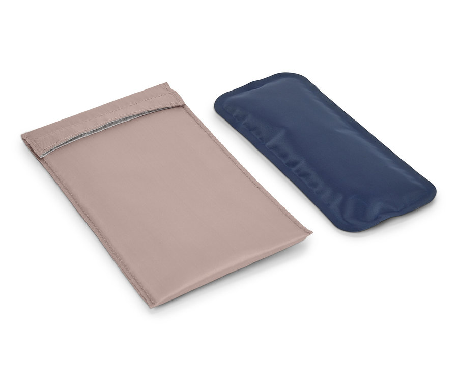 Egy bézs színű boríték és egy kék hűtőpárna fekszik egy fehér háttéren.